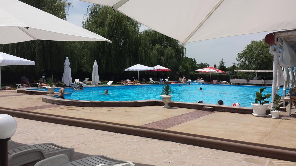 Hotel Complex Racic à Voyvodinovo Extérieur photo