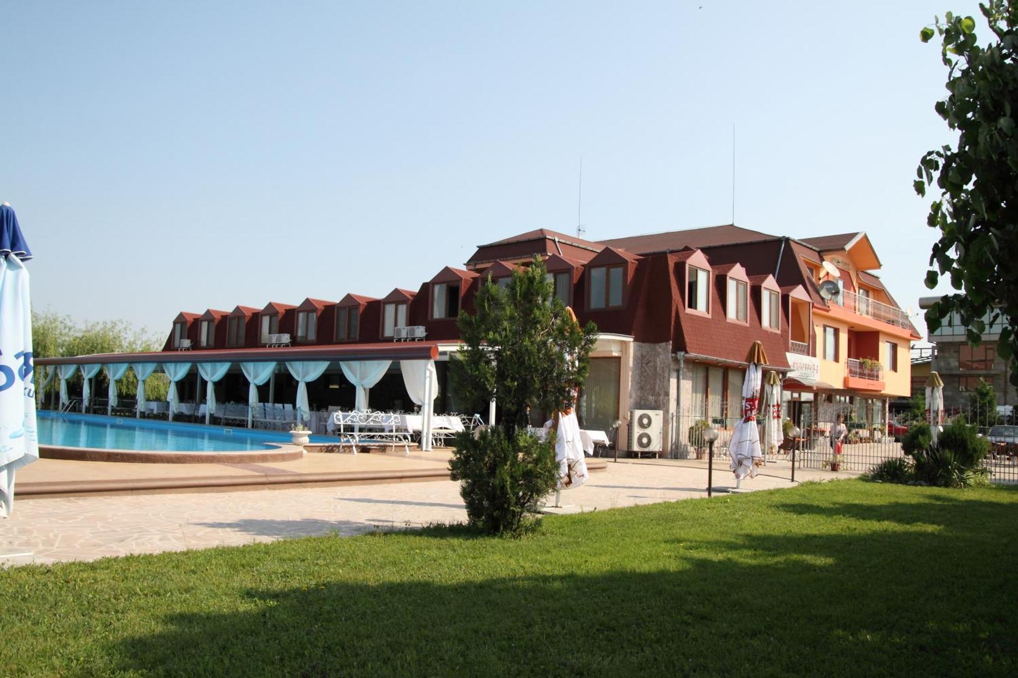 Hotel Complex Racic à Voyvodinovo Extérieur photo