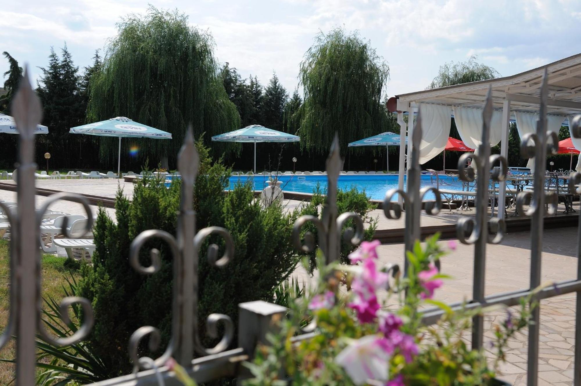 Hotel Complex Racic à Voyvodinovo Extérieur photo